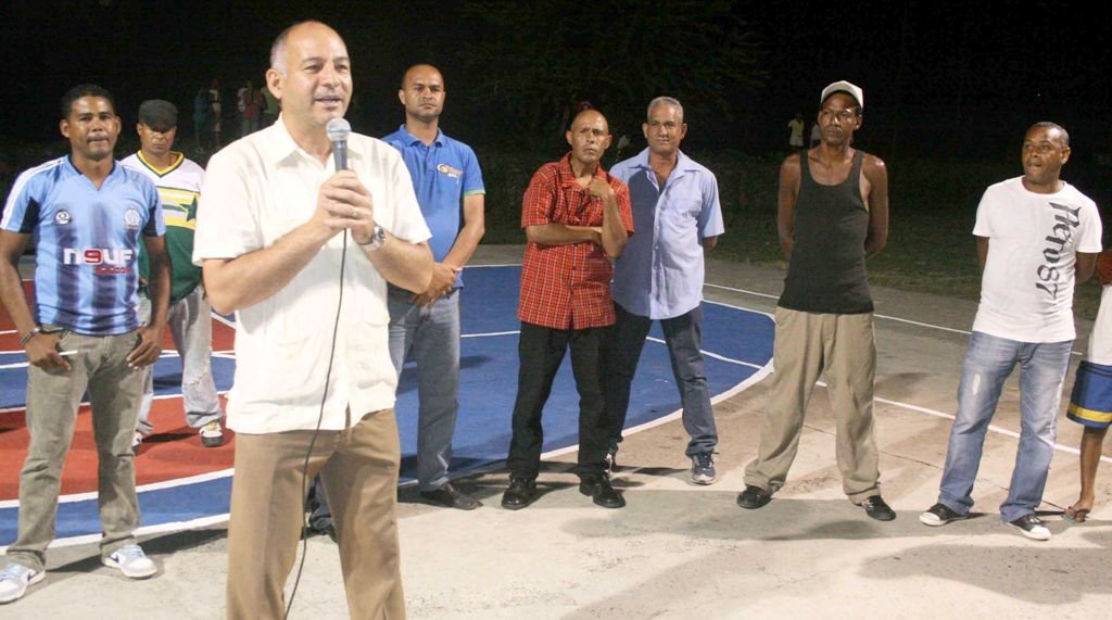 El presidente del Movimiento Deportivo con Danilo Santiago Cabrera se dirige a los presentes